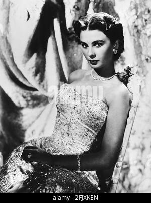 1953 ca., USA : l'attrice del film JEAN SIMMONS ( 1929 - 2010 ) - CINEMA - ritratto - ritratto - braccialetto - orecchini - oreccino - anello - collana di perle - bracciale - anello - perla - perla - collana perle - clip - orecchini - diamante - diamanti - diamanti - gioiello - gioielli - gioielli - gioielli - gioielli - gioielli - gioiello - apertura collo - scollatura - scollatura - decolleté - ricamo - ricami - cucito - abito da sera ---- Archivio GBB Foto Stock