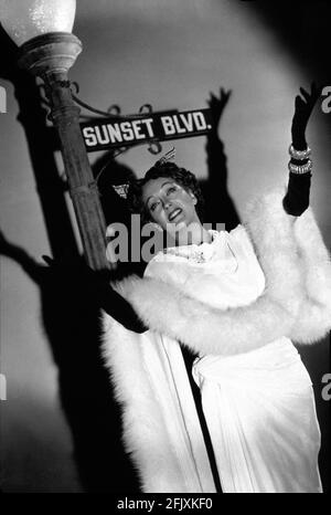 1951 , USA : The movie attrice GLORIA SWANSON ( 1898 - 1983 ) as norma Desmond in SUNSET BOULEVARD ( Viale del Tramonto ) by Billy Wilder, costume by Edith HEAD , Paramount publicity Still - FILM - CINEMA - attrice cinematografia - VAMP - DIVA - DIVINA - DIVINE - Hollywood su Hollywood - bracciale - brachialetto - gioielli - gioiello - gioiello - gioielli - gioielli - bijoux - bigiotteria - mole - neo - pelliccia - volpe - pelliccia Di volpe bianca - guanti lunghi - guanti - diadema ---- Archivio GBB Foto Stock