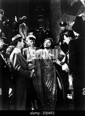 1951 , USA : The movie attrice GLORIA SWANSON ( 1898 - 1983 ) as norma Desmond in SUNSET BOULEVARD ( Viale del Tramonto ) by Billy Wilder, costume by Edith HEAD , Paramount publicity Still - FILM - CINEMA - attrice cinematografia - VAMP - palla - balena - spalla - spalle - DIVA - DIVINA - DIVINE - Hollywood su Hollywood - assassina - killer - Salomè - velo - velo - mani - danza - fool - Matto - pazza - pazzo - matto - malato di mente ---- Archivio GBB Foto Stock