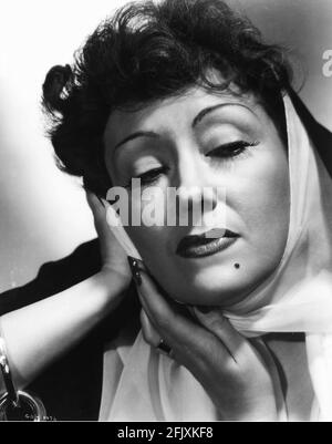 1951 , USA : l'attrice GLORIA SWANSON ( 1898 - 1983 ) al momento del rilascio del film SUNSET BOULEVARD ( Viale del Tramonto ) di Billy Wilder, Paramount publicity Still - FILM - CINEMA - attrice cinematografica - foulard - DIVA - DIVINA - DIVINE - ring - anello - brachialetto - bracciale - gioielli - gioiello - gioiello - gioielli - gioielli - bijoux - bigiotteria - talpa - neo ---- Archivio GBB Foto Stock