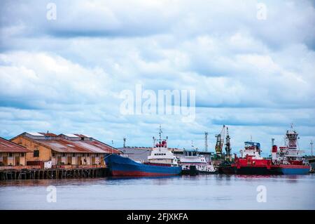 Porto di Asuncion, Paraguay, in una giornata nuvolosa. Foto Stock