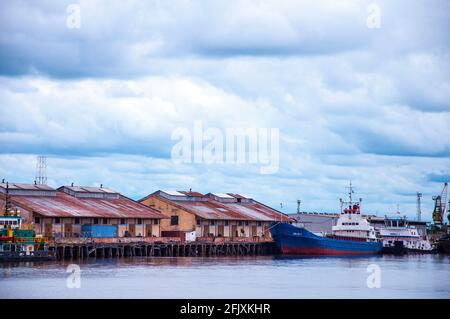 Porto di Asuncion, Paraguay, in una giornata nuvolosa. Foto Stock