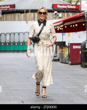 Londra, Regno Unito. 26 Apr 2021. Amanda Holden ha visto partire il suo show FM Heart al Global radio Studios di Londra (Photo by Brett Cove/SOPA Images/Sipa USA) Credit: Sipa USA/Alamy Live News Foto Stock