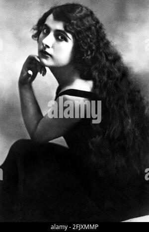 1915 ca., ITALIA : la muta attrice italiana FRANCESCA BERTINI ( comtesse Elena Seracini Vitiello , 1888 - 1985 ) - CINEMA MUTO - attrice - DIVA - DIVINA - DIVINE - capelli lunghi - capelli lunghi - spalla - spalle --- Archivio GBB Foto Stock