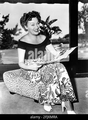 1951 , USA : l'attrice GLORIA SWANSON ( 1898 - 1983 ) al momento del suo film SUNSET BOULEVARD ( Viale del Tramonto ) di Billy Wilder , Paramount publicity Still - FILM - CINEMA - attrice cinematografia - VAMP - DIVA - DIVINA - DIVINA - DIVINA - spalla - spalle - spalle - riccioli - ricci - neo - mole - sandali - sandali - sorriso - sorriso --- Archivio GBB Foto Stock