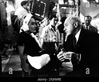 1951 , USA : l'attrice del film GLORIA SWANSON ( 1898 - 1983 ) come norma Desmond in SUNSET BOULEVARD ( Viale del Tramonto ) di Billy Wilder, in questa foto con CECIL B. DE MILLE , costume di Edith HEAD , Paramount publicity Still - FILM - CINEMA - attrice cinematografia - VAMP - DIVA - DIVINA - DIVINE - cappello - veletta - velo - piuma - piume - piume - piume - piume - pelliccia - pelliccia - sul set - Hollywood su Hollywood --- Archivio GBB Foto Stock