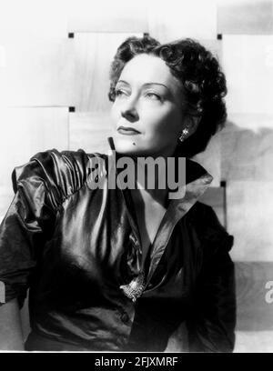 1951 , USA : The movie attrice GLORIA SWANSON ( 1898 - 1983 ) as norma Desmond in SUNSET BOULEVARD ( Viale del Tramonto ) by Billy Wilder, costume by Edith HEAD , Paramount publicity Still - FILM - CINEMA - attrice cinematografica - VAMP - DIVA - DIVINA - DIVINA - spalla - spalle - spalle - oreccino - oreccini - orecchini - orecchini - brachiale - bracciale - bracciale - gioielli - gioiello - gioiello - gioielli - gioielleria - bijoux - bigiotteria - diamanti - diamante - diamante - diamands - riccioli - ricci - neo - mole - spilla - pin ---- Archivio GBB Foto Stock