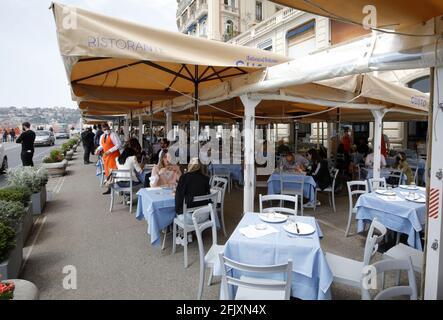 (210426) -- NAPOLI (ITALIA), 26 aprile 2021 (Xinhua) -- il 26 aprile 2021 si mangia in un ristorante di Napoli (Italia). L'Italia ha compiuto un primo passo decisivo verso una fase post-pandemica lunedì, il primo giorno di riapertura in mezzo a casi di coronavirus in diminuzione. (Ningbo) Foto Stock