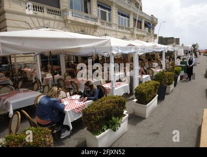 (210426) -- NAPOLI (ITALIA), 26 aprile 2021 (Xinhua) -- il 26 aprile 2021 si mangia in un ristorante di Napoli (Italia). L'Italia ha compiuto un primo passo decisivo verso una fase post-pandemica lunedì, il primo giorno di riapertura in mezzo a casi di coronavirus in diminuzione. (Ningbo) Foto Stock