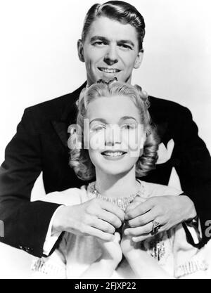 1940 , Los Angeles , USA : il futuro presidente degli Stati Uniti , l'attore RONALD REAGAN con la sua prima moglie e la celebrata attrice JANE WYMAN sposò il 26 gennaio 1940 , divorziato nel 1948 , La coppia ha due figli - FAMIGLIA - marito moglie - moglie houseband - sorriso - sorriso - blondie - bionda - capelli biondi - anello - anello - gioiello - gioielli - gioiello - gioielli - gioielli - gioielli --- Archivio GBB Foto Stock