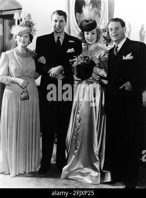 1940 , 26 gennaio , Los Angeles , USA : il futuro presidente degli Stati Uniti , l' attore del film RONALD REAGAN con la sua prima moglie e la celebre attrice JANE WYMAN e LA madre DI Reagan NELLE e il padre JACK . La coppia divorziata nel 1948 , la coppia ha due figli . La cerimonia di nozze si è tenuta a casa della columnista hollywoodiana Louella Parson - FAMIGLIA - marito moglie - moglie casalinga - sorriso - sorriso - blondie - bionda - capelli biondi - capelli biondi - fazzoletto nel taschino - poquette - cravatta - cravatta - cravatta - cappello di pelliccia - cappello da pelliccia - orchidea - orchidee - oarchidi - raso - r Foto Stock