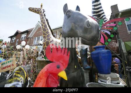 St. Louis, Stati Uniti. 26 Apr 2021. Cavalli, polli e giraffe bloccano il marciapiede all'esterno delle importazioni Gringo Jones a St. Louis lunedì 26 aprile 2021. Il negozio, che ha un assortimento insolito di oggetti all'aperto da bagni di uccelli a 20 piedi di alta giraffe di plastica, da enormi vasi di fiori di cemento a draghi realizzati in metallo, ha suggerito che il negozio può chiudere dopo 25 anni. Photo by Bill Greenblatt/UPI Credit: UPI/Alamy Live News Foto Stock