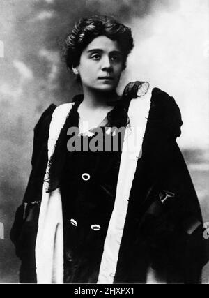 1900 ca., ITALIA : la celebre attrice drammatica italiana ELEONORA DUSE ( 1858 - 1924 ) , amante del poeta Gabriele D'ANNUNZIO - TEATRO - TEATRO - DRAMMA - attrice - ritratto - ritratto - DANNUNZIO - chignon - pelliccia - pizzo - pizzo - divina --- Archivio GBB Foto Stock