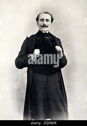 1900, aprile, Parigi, Francia: Il celebre scrittore francese EDMOND ROSTAND (Marsiglia 1868 - Parigi 1918), atleta dell' attrice SARAH BERNHARDT del dramma teatrale L' AIGLON, a Théatre Sarah-Bernhardt, Parigi. Foto di Boyer - TEATRO DRAMMATICO - TEATRO - BELLE EPOQUE - drammaturgo - poeta - poesia - letteratura - letteratura - letterato - drammaturgo - baffi - baffi - gilè - gilet - panciotto - colletto - colletto - cravatta - cravatta ---- Archivio GBB Foto Stock