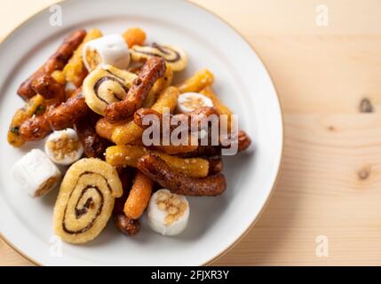 Vari tipi di karinto posti su uno sfondo di legno, visto dall'alto. Immagine dei dolci giapponesi Karintou Foto Stock