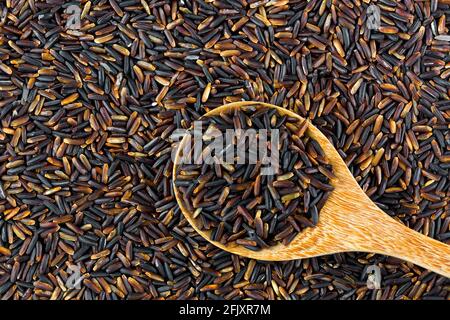 Riso glutinoso in un colander di bambù su uno sfondo di alberi con spazio  di copia Foto stock - Alamy