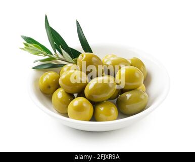 Olive salate e rami d'oliva posti su sfondo bianco Foto Stock