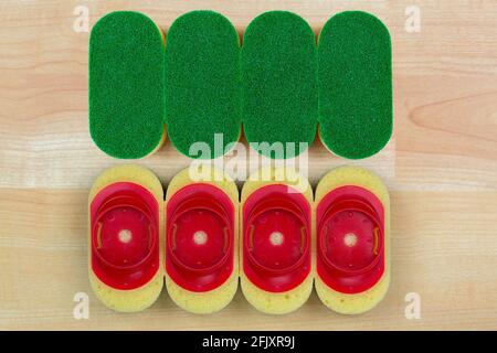 Spugna per lavaggio di stoviglie per impieghi pesanti con clip di ricarica rapida e semplice, su sfondo in legno, vista dall'alto Foto Stock