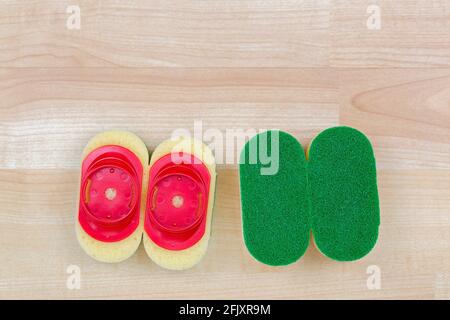 Spugna per lavaggio di stoviglie per impieghi pesanti con clip di riempimento facile e veloce, su sfondo in legno, vista dall'alto con copyspace Foto Stock