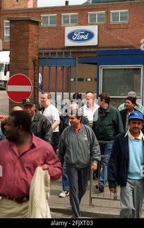 Ford Dagenham chiusura impianto auto maggio 2000 Ford lavoratori uscire Della fabbrica di Dagenham dopo Ford ha annunciato la ridondanza di 1400 operai quando chiudono la fabbrica di assembley dell'automobile che Produrre la Fiesta nel 2002 Foto Stock