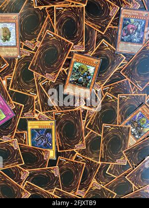 Yu-gi-OH ha anche scritto il gioco di carte Yugioh come sfondo che mostra diverse carte giocatore . Gioco di carte giapponese di Konami. Foto Stock