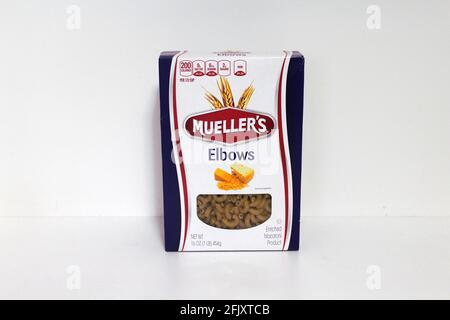 Mueller's Box of Elbows Pasta, maccheroni. Isolato su sfondo bianco Foto Stock