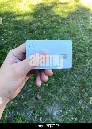 Una donna che ha in mano una carta Apple che ha collaborato con MasterCard e Goldman Sachs. Foto Stock