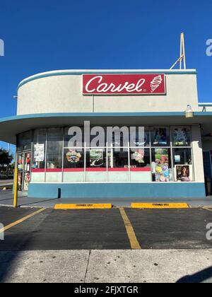 Il negozio di gelati Carvel, con vista sulla strada, si trova di fronte a Hialeah, Florida Foto Stock