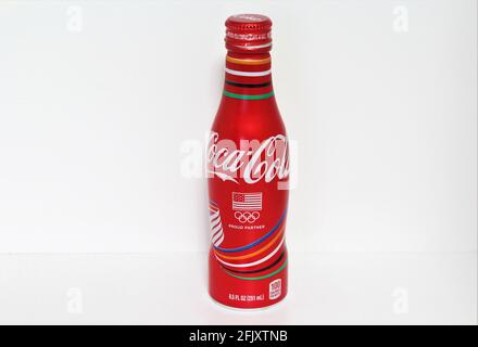 Singola bottiglia Coca-Cola Olympic Special Edition. Queste lattine in edizione limitata sono ispirate alle pietre miliari atletiche. Isolato su uno sfondo bianco singolo. Foto Stock