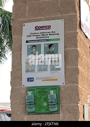 Costco all'ingrosso centro di deposito gas stazione segno per l'uso corretto maschera durante la covid-19 coronavirus pandemia. È disponibile l'igienizzatore per le mani Foto Stock