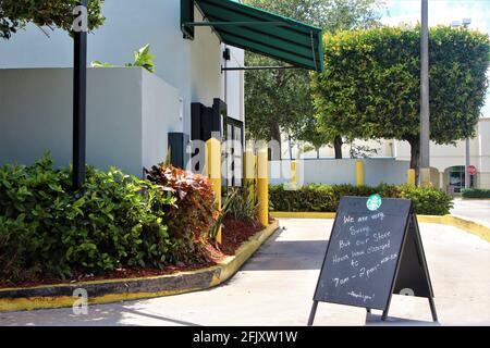 Un drive thru Starbucks chiude presto a causa del COVID-19, coronavirus, con nuovi orari di apertura per evitare che i dipendenti si ammalino. Foto Stock