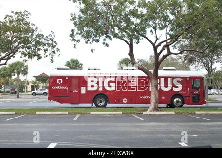 Mobile Big Red Bus parcheggiato nel parcheggio in cerca di donazioni di sangue. Le donazioni di sangue aiutano i pazienti traumatizzati, chirurgici, affetti da plasma e malati di cancro in caso di emergenza Foto Stock