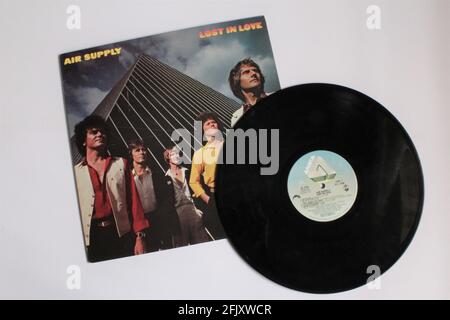 Australian Pop band, album musicale Air Supply su disco LP in vinile. Intitolato: Perso nell'amore Foto Stock