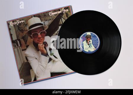 Pop e rock artist, Elton John album musicale su disco LP con dischi in vinile. Titolo: Greatest Hits Foto Stock