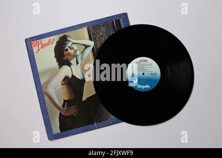 Hard rock e pop rock artista, Pat Benatar album musicale su disco LP con dischi in vinile. Intitolato: Nel calore della notte Foto Stock