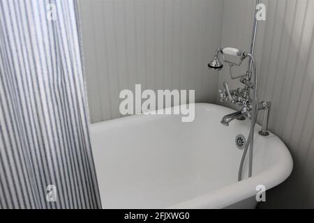 Primo piano di una vasca da bagno il tappo con acqua Foto stock - Alamy