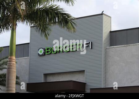 Nuova apertura a Pembroke Pines della catena di ristoranti BurgerFi che offre ai propri clienti l'opzione di "carry-out" durante la pandemia di Covid-19. Foto Stock
