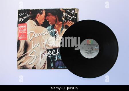 Icone rock inglesi Mick Jagger e David Bowie canzone singola Dancing in the Street album musicale su disco LP con dischi in vinile. Foto Stock