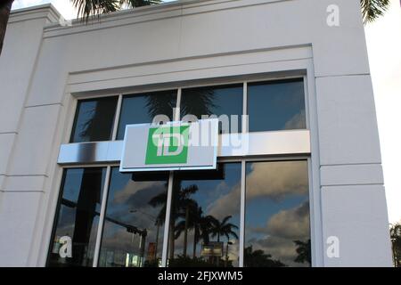 TD Bank (Toronto-Dominion Bank) in una banca di Miami, Florida. Le palme possono essere viste riflettendo sulle finestre di vetro. Foto Stock