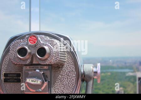 Vista dall'alto del parco centrale di una macchina binoculare a gettoni presso l'Empire state Building. Prodotto dalla Tower Optical Company Foto Stock