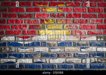 Bandiera nazionale di Kiribati raffigurante in colori pittorici su un vecchio muro di mattoni. Bandiera banner su sfondo muro di mattoni. Foto Stock