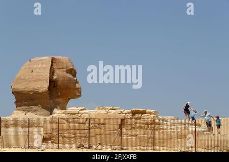 Giza, Egitto. 26 Apr 2021. I turisti visitano la Sfinge al punto panoramico delle Piramidi di Giza a, Egitto, il 26 aprile 2021. Il turismo locale è stato fortemente influenzato dal COVID-19, con meno turisti visto nella zona panoramica ora. Credit: Sui Xiankai/Xinhua/Alamy Live News Foto Stock