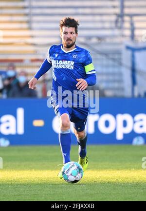 Karlsruhe, Germania. 26 Apr 2021. Calcio: 2. Bundesliga, Karlsruher SC - Erzgebirge Aue, Matchday 29 a Wildparkstadion. Jerome Gondorf di Karlsruhe. Credit: Uli Deck/dpa/Alamy Live News Foto Stock