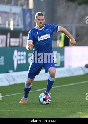 Karlsruhe, Germania. 26 Apr 2021. Calcio: 2. Bundesliga, Karlsruher SC - Erzgebirge Aue, Matchday 29 a Wildparkstadion. Sebastian Jung di Karlsruhe. Credit: Uli Deck/dpa/Alamy Live News Foto Stock