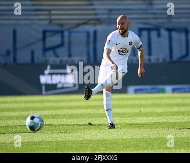 Karlsruhe, Germania. 26 Apr 2021. Calcio: 2. Bundesliga, Karlsruher SC - Erzgebirge Aue, Matchday 29 a Wildparkstadion. Philipp Riese di Aue. Credit: Uli Deck/dpa/Alamy Live News Foto Stock