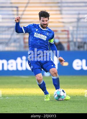 Karlsruhe, Germania. 26 Apr 2021. Calcio: 2. Bundesliga, Karlsruher SC - Erzgebirge Aue, Matchday 29 a Wildparkstadion. Jerome Gondorf di Karlsruhe. Credit: Uli Deck/dpa/Alamy Live News Foto Stock