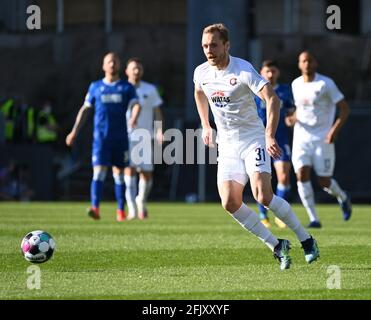 Karlsruhe, Germania. 26 Apr 2021. Calcio: 2. Bundesliga, Karlsruher SC - Erzgebirge Aue, Matchday 29 a Wildparkstadion. Aue's ben Zolinski. Credit: Uli Deck/dpa/Alamy Live News Foto Stock