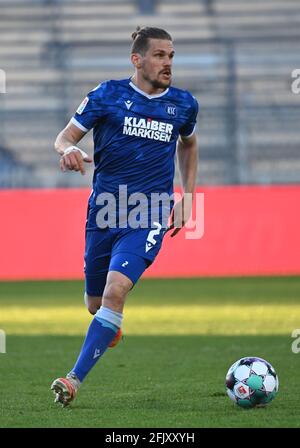 Karlsruhe, Germania. 26 Apr 2021. Calcio: 2. Bundesliga, Karlsruher SC - Erzgebirge Aue, Matchday 29 a Wildparkstadion. Sebastian Jung di Karlsruhe. Credit: Uli Deck/dpa/Alamy Live News Foto Stock