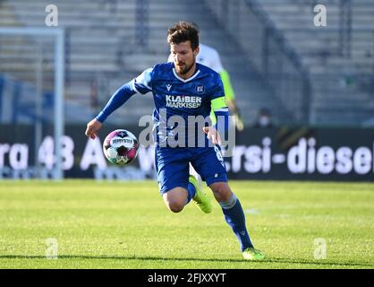 Karlsruhe, Germania. 26 Apr 2021. Calcio: 2. Bundesliga, Karlsruher SC - Erzgebirge Aue, Matchday 29 a Wildparkstadion. Jerome Gondorf di Karlsruhe. Credit: Uli Deck/dpa/Alamy Live News Foto Stock