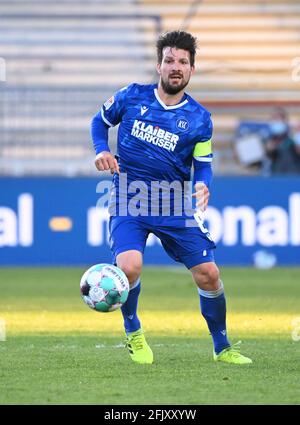 Karlsruhe, Germania. 26 Apr 2021. Calcio: 2. Bundesliga, Karlsruher SC - Erzgebirge Aue, Matchday 29 a Wildparkstadion. Jerome Gondorf di Karlsruhe. Credit: Uli Deck/dpa/Alamy Live News Foto Stock